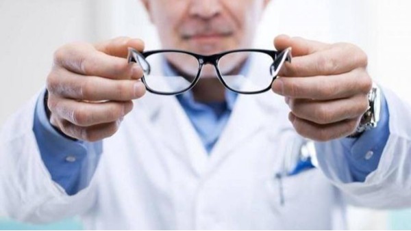 为什么眼科医生自己还戴着眼镜